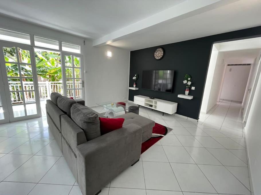 Kay Johanna Les Abymes Extérieur photo